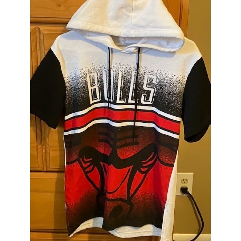 Chicago Bulls Hooded Short Sleeve Sweatshirt Men's Size Small NBA gear Bulls Fan